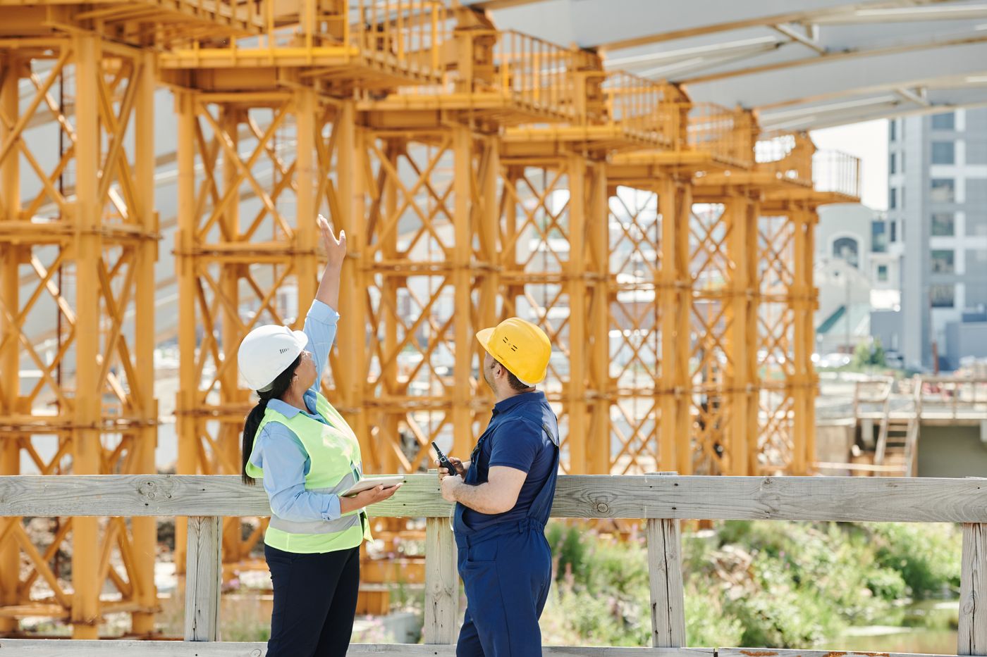 Ingénieurs de RISK CONTROL en inspection sur un chantier
