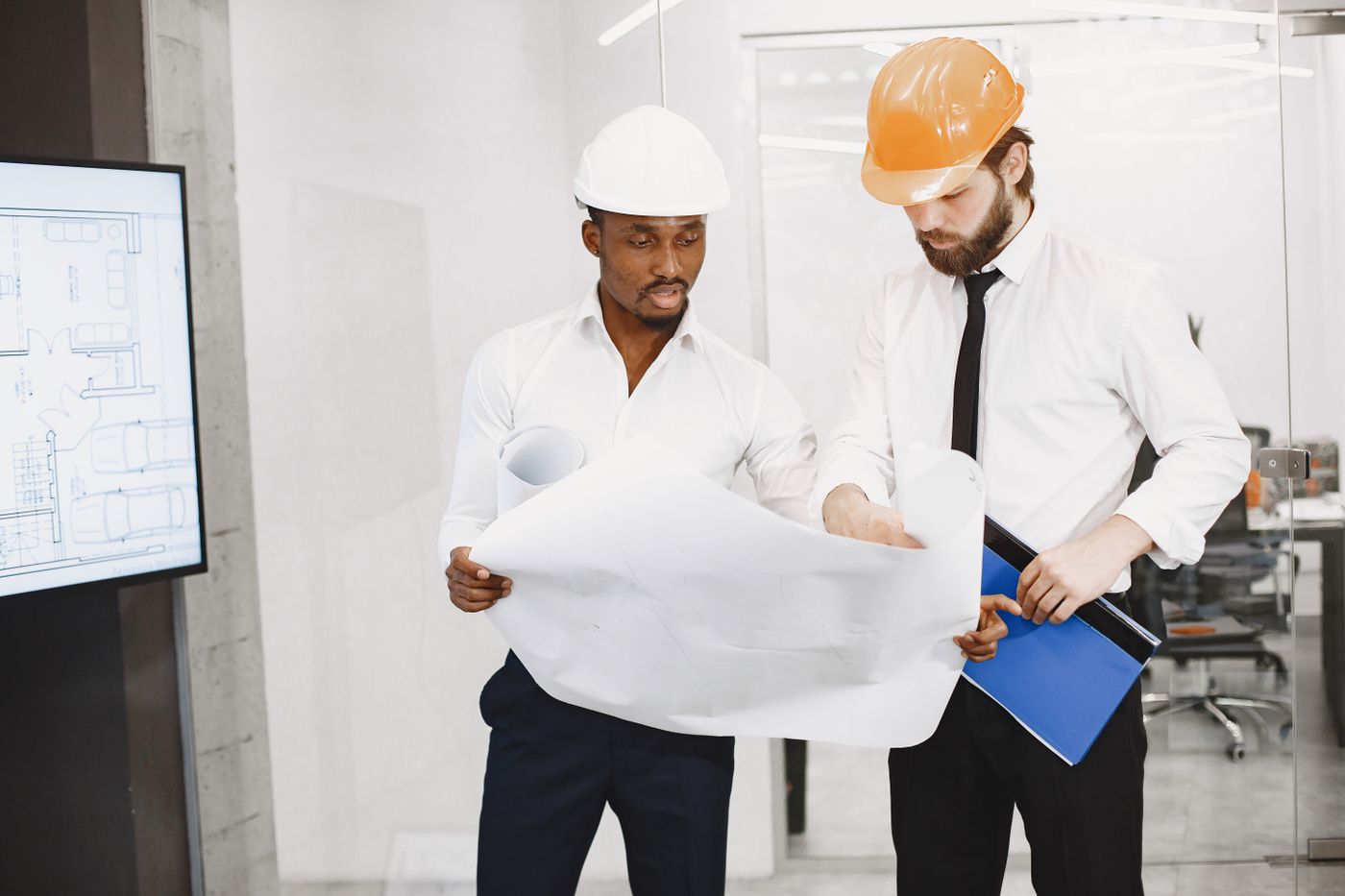 Ingénieurs de RISK CONTROL examinant les plans d'un ouvrage